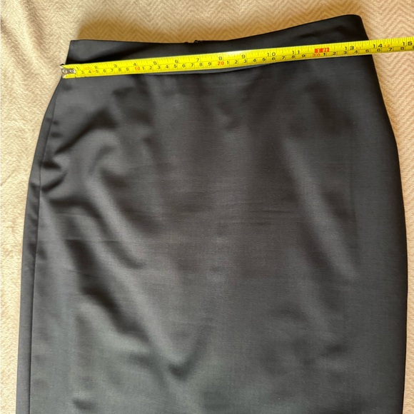 Ann Taylor Classic Pencil Skirt - size 2P - Picture 6 of 7